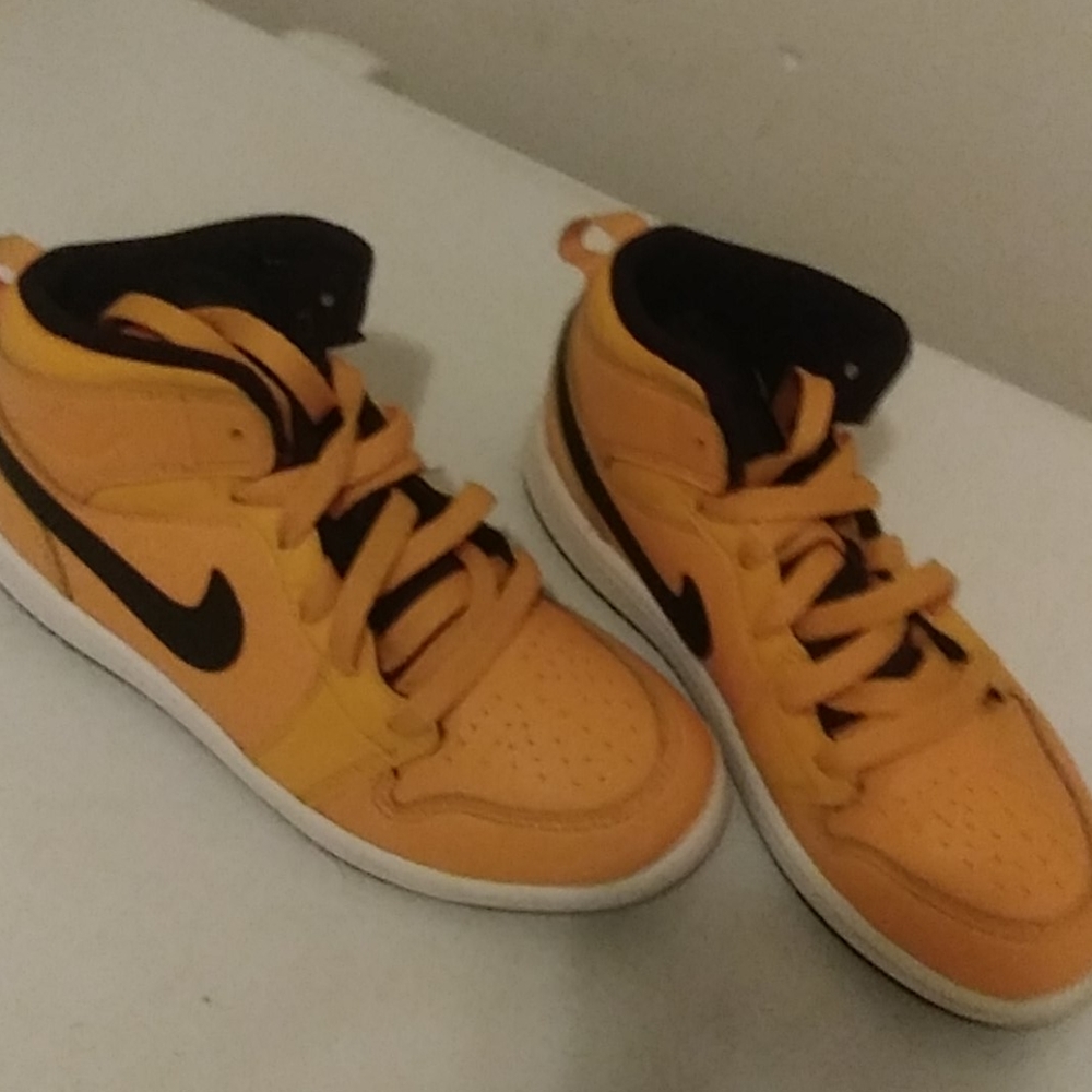 Tennis shoes